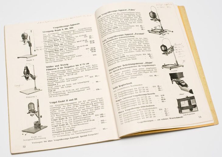 mehrere Vergrößerungsgeräte abgebildet in einem alten Katalog