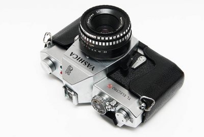 eine analoge Spiegelreflexkamera mit Objektiv