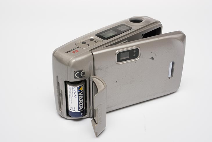 Rückseite der Yashica Kamera mit eingelegter Batterie