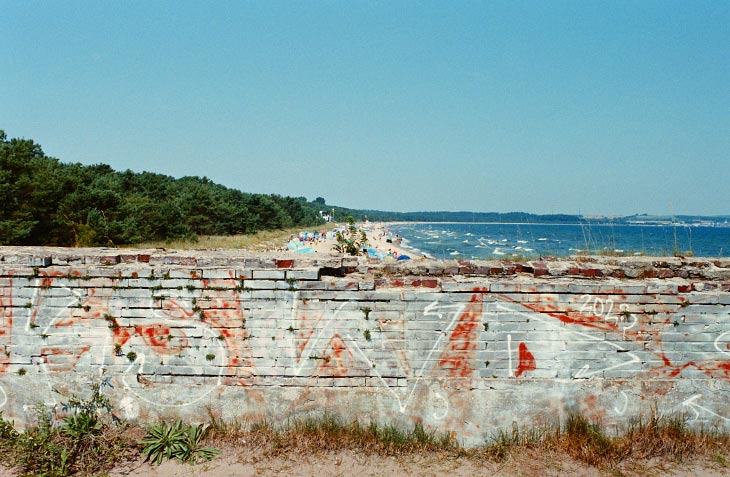 ein Beispielfoto mit dem Kodak Ultramax 400: alte Mauer vor Strand im Sommer