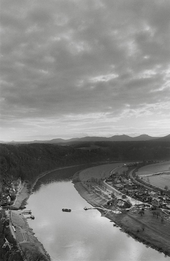 ein Beispielfoto mit dem Ilford FP4: Elbe mit Fähre im Tal