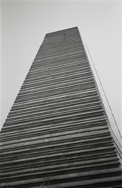 Beispielfoto mit der Yashica T5: ein moderner Kirchturm