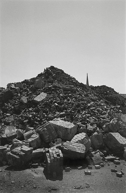 Trümmerhaufen, im Hintergrund eine Kirchturmspitze