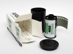 Kleinbildfilm mit Filmdose und Schachtel