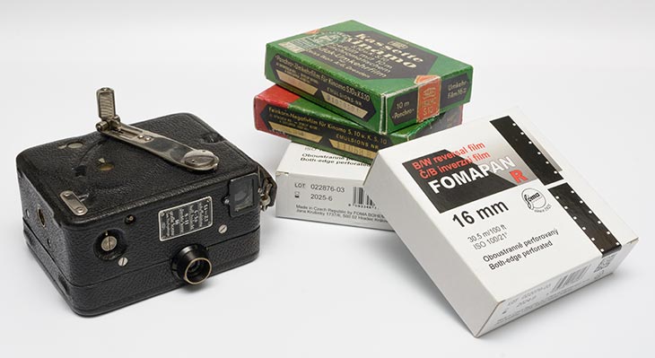 analoge Filmkamera und mehrere Schachteln 16mm-Film