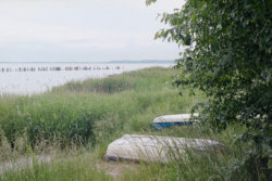 Farbfotografie mit liegenden Booten am Ufer