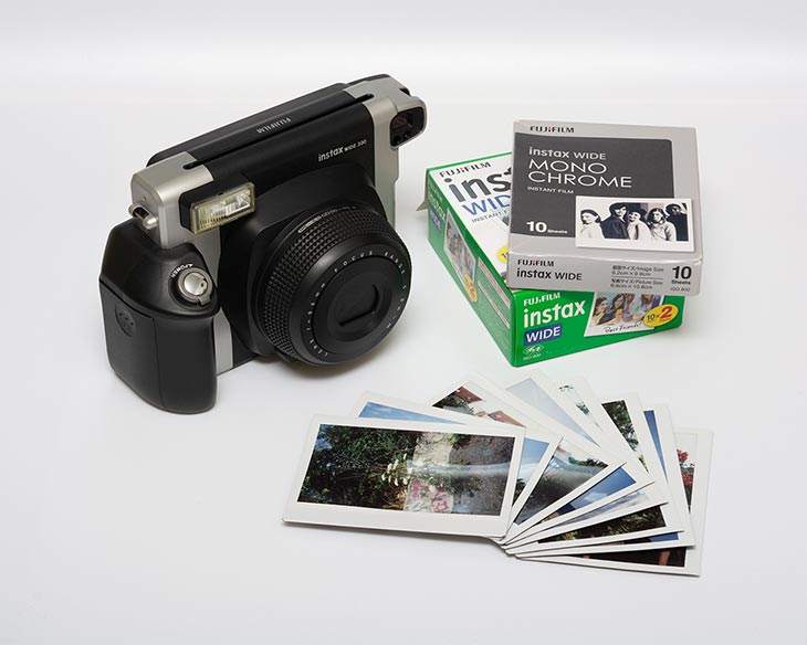 eine Fujifilm Instax Sofortbildkamera und einige Sofortbildfotos