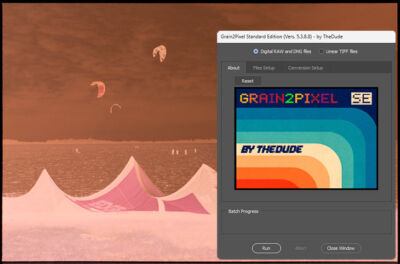 Screenshot des Programms Grain2Pixel in Photoshop und ein Farbnegativ im Hintergrund