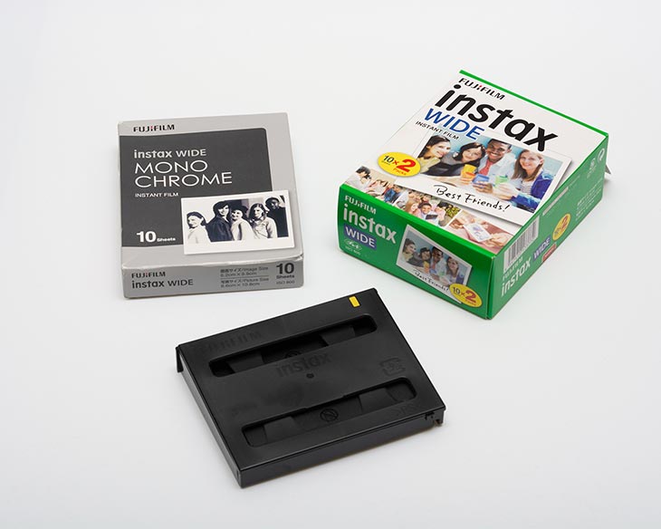 zwei Instax Filmpackungen und eine leere Kassette