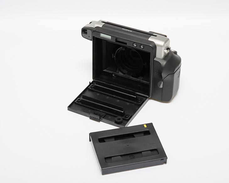 eine Instax-Kassette und eine Kamera