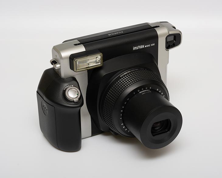 ausgefahrenes Objektiv bei der Instax Wide 300 Kamera