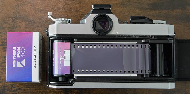 analoge Kamera mit Kentmere 400 Film geladen bei geöffneter Rückklappe