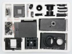 Einzelteile eines Bausatzes für eine Kamera