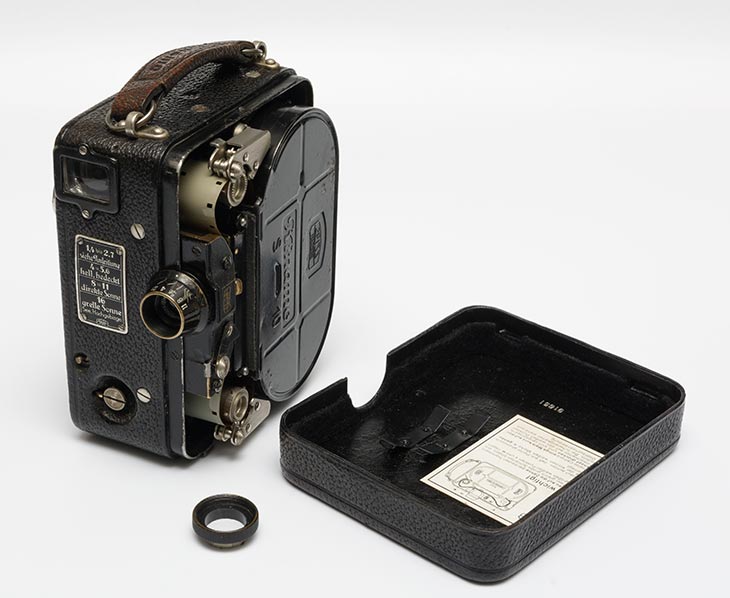 eine Kinamo Schmalfilmkamera geöffnet mit Kassette