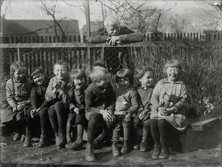 viele Kinder um 1930 herum
