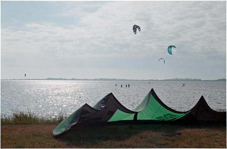 Kitesurfer am Meer im Sonnenuntergang