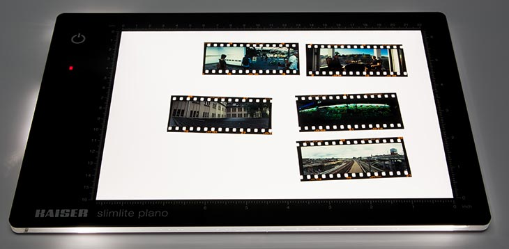 Kleinbild-Diafilme liegen auf Leuchtplatte