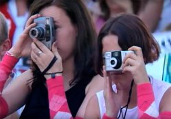 zwei Mädchen mit Point und Shoot Kompaktkameras