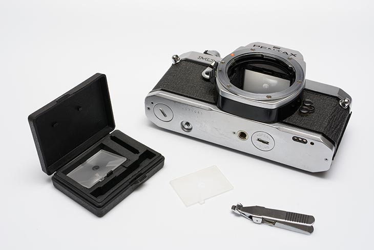 Analogkamera mit wechselbarer Mattscheibe und Werkzeug zum Wechseln