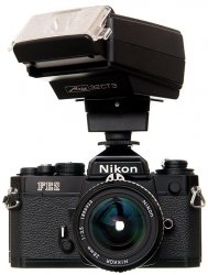 eine Nikon FE2 mit einem Blitz von Metz
