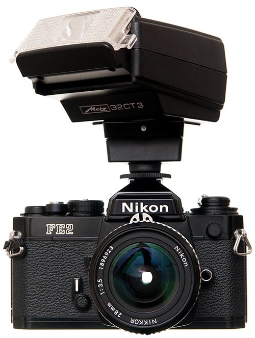 eine analoge Kamera mit Blitzgerät von Metz