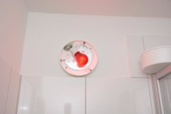 eine Rotlichtlampe im Fotolabor
