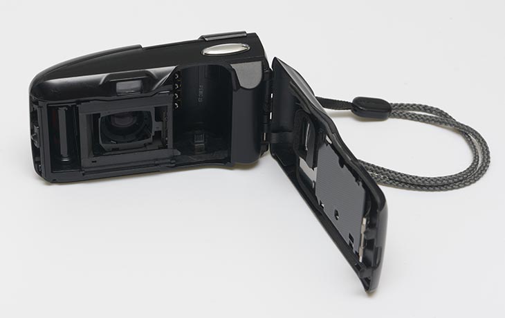 Rückseite der Kamera mit den Kontakten für den DX-Code