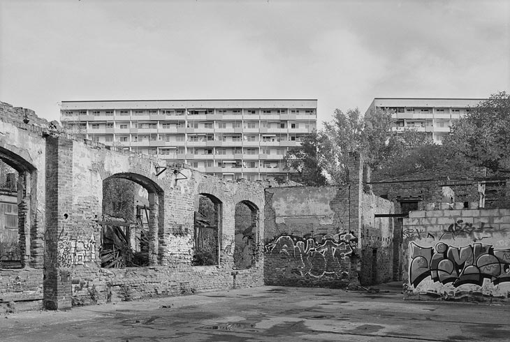 eine Ruine vor einem Neubau