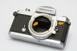 eine analoge Kamera mit hochgeklapptem Spiegel und Schalter für die Spiegelvorauslösung