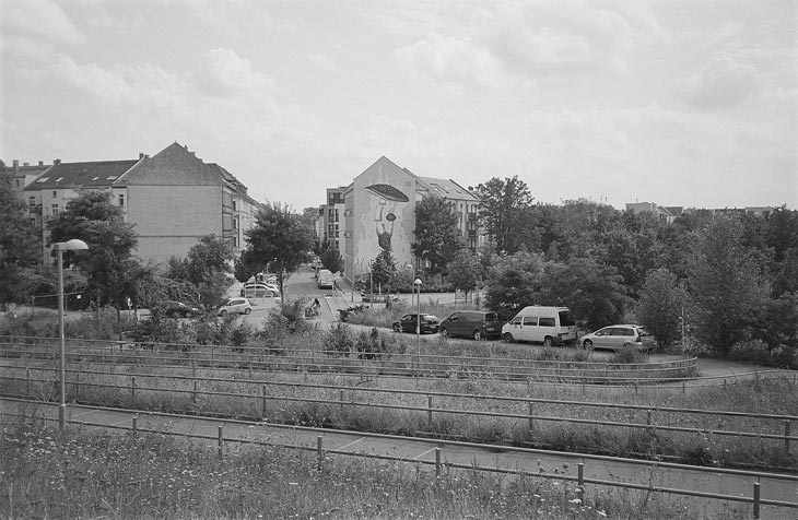 Häuser und Autos davor in einer Totale-Ansicht