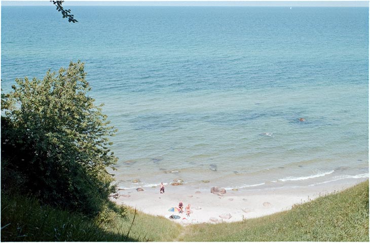 einige Menschen an einem kleinen Strand im Sommer