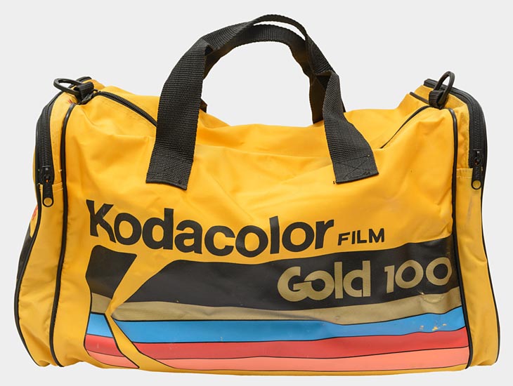 eine gelbe Sporttasche als Werbeträger für Kodak Gold