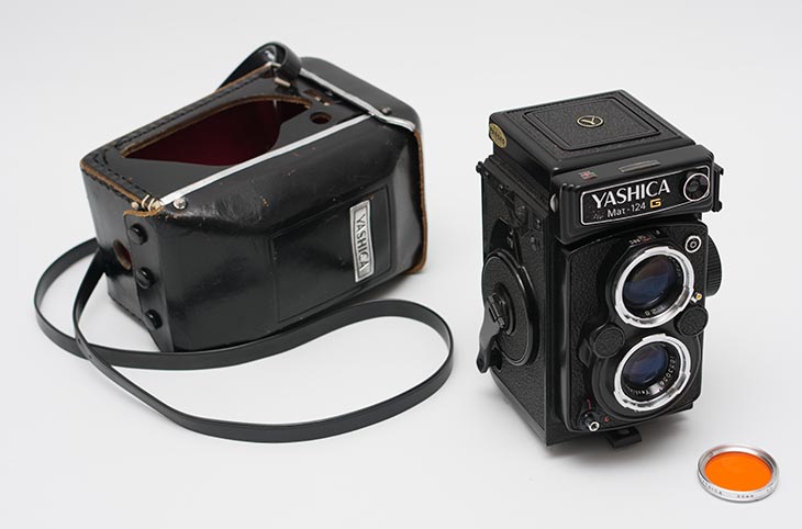eine TLR-Kamera mit einem Filter und einer Tasche