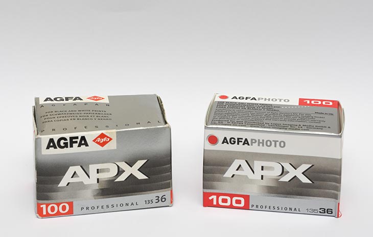 Vergleich von zwei Filmschachteln alter Agfa Film und neuer APX