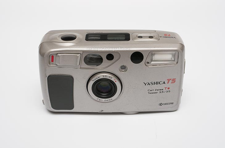 Vorderseite der Yashica T5 mit ausgefahrenem Objektiv